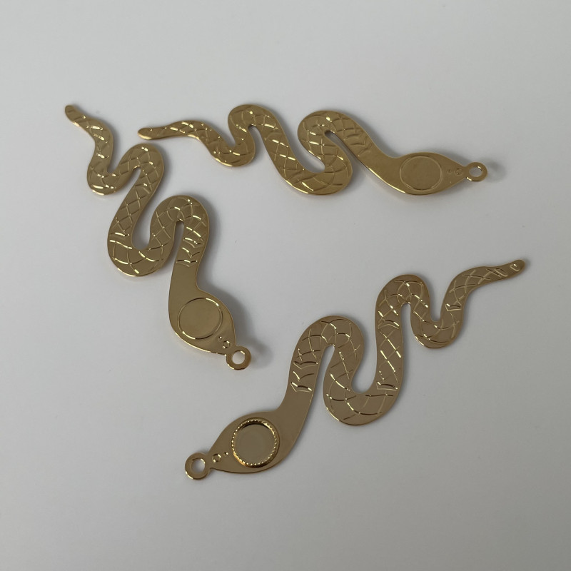 Breloque Serpent Plat Décoré en Étain Doré à l'Or Fin 24K - 63x18mm x1