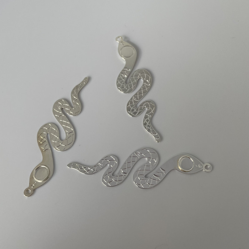 Breloque Serpent Plat Décoré en Étain Finition Argent 925 - 63x18mm x1